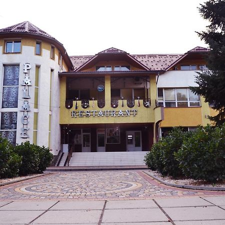 Golden Palace Dubove Bagian luar foto