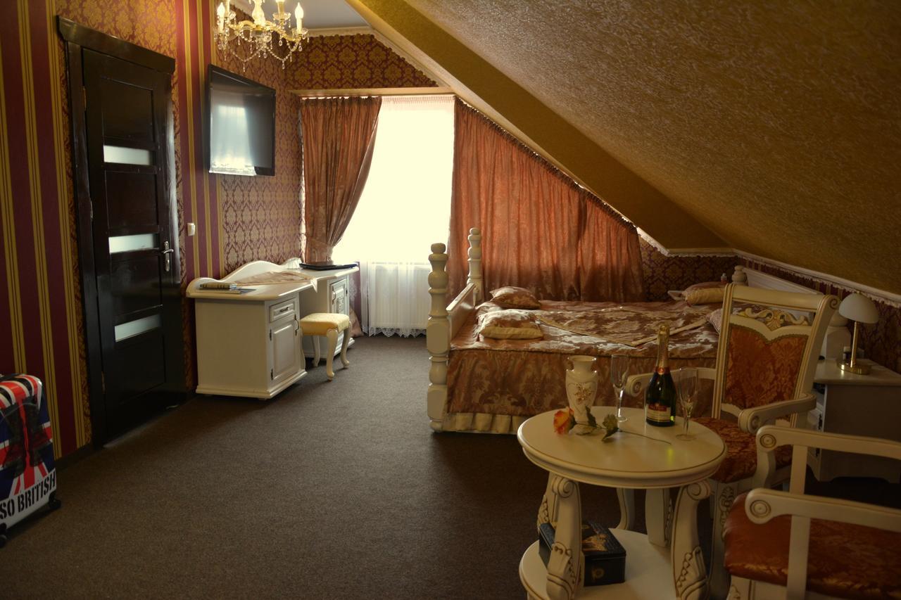 Golden Palace Dubove Bagian luar foto