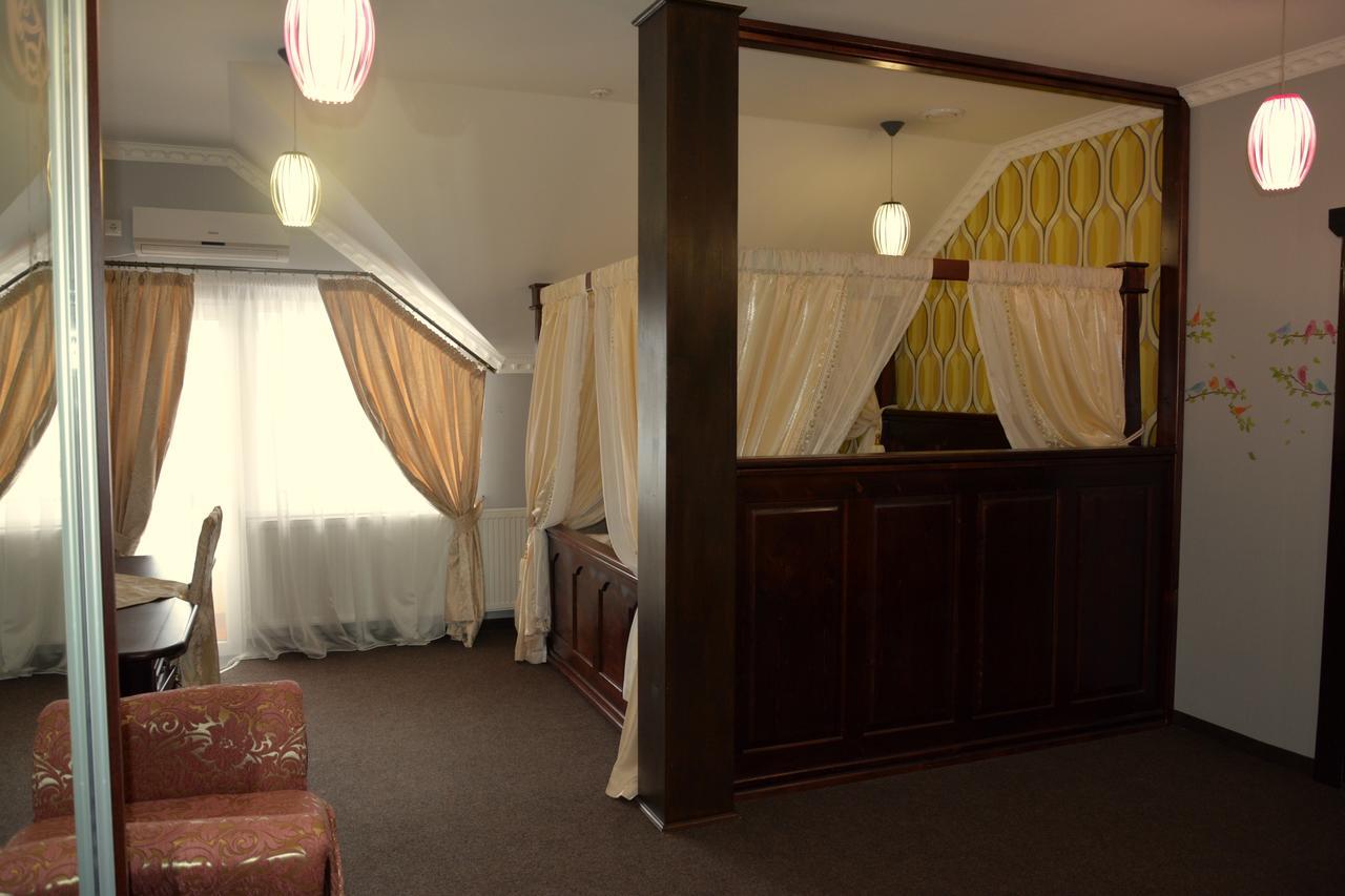 Golden Palace Dubove Bagian luar foto