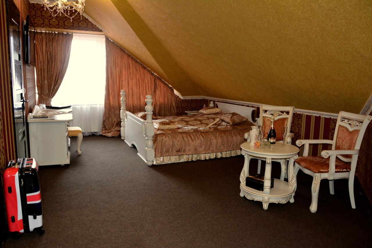 Golden Palace Dubove Bagian luar foto