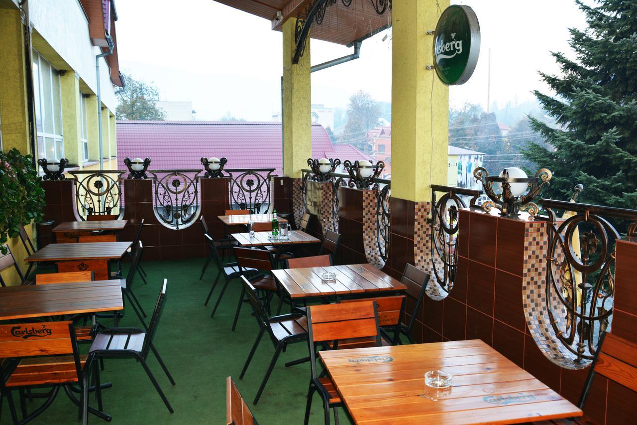 Golden Palace Dubove Bagian luar foto