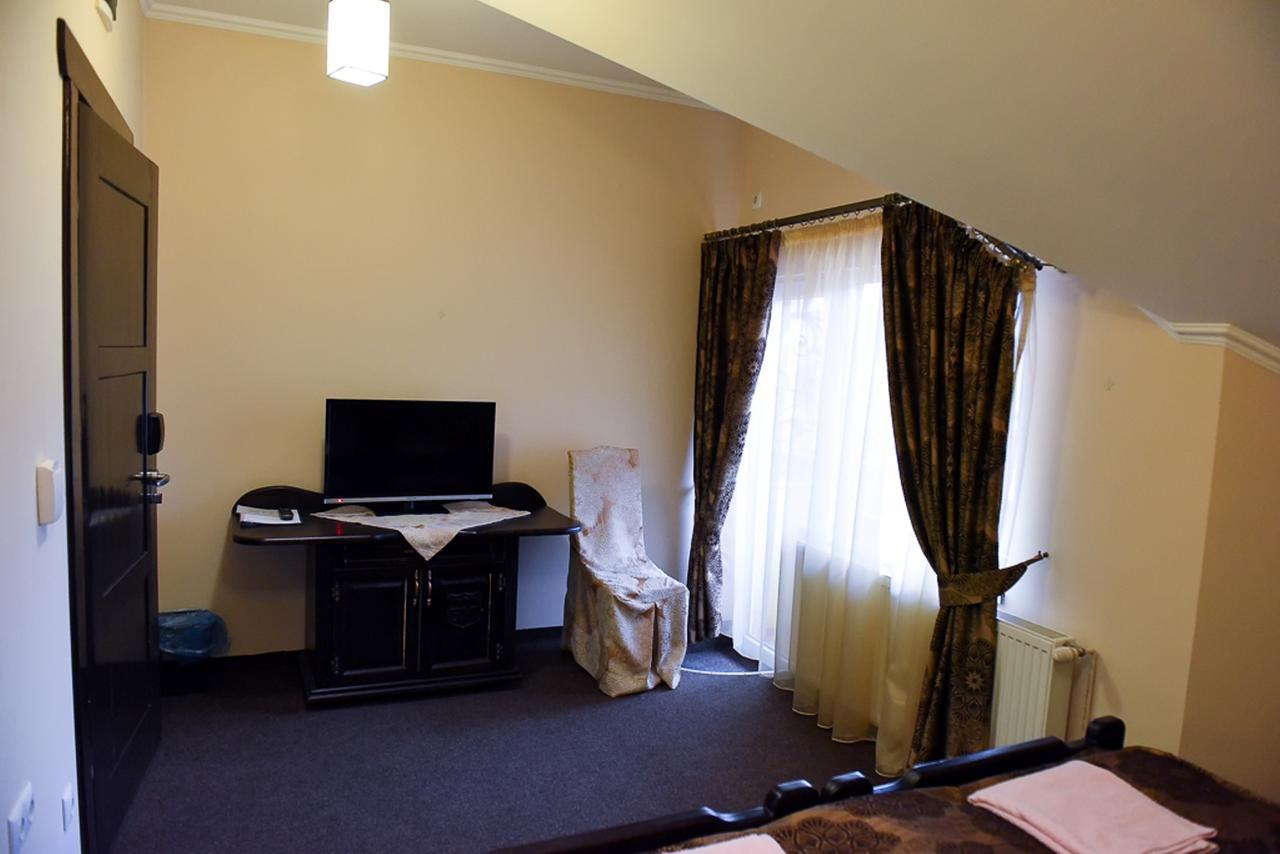 Golden Palace Dubove Bagian luar foto