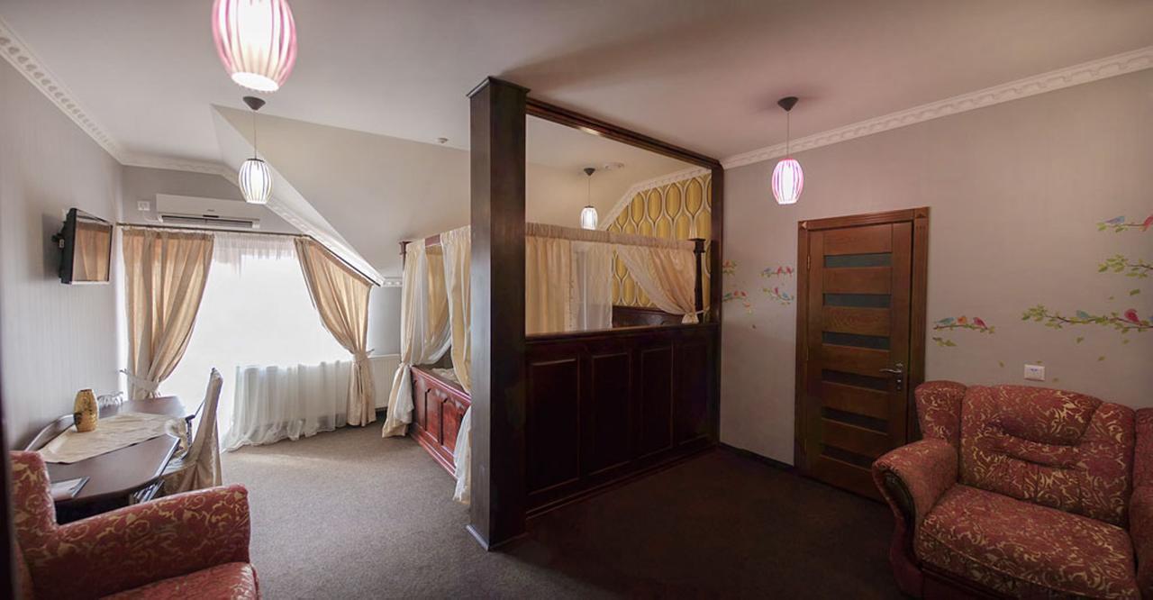 Golden Palace Dubove Bagian luar foto
