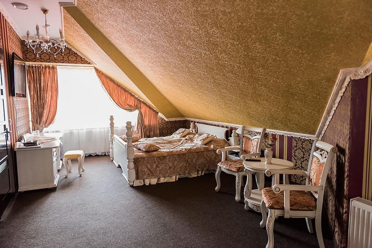 Golden Palace Dubove Bagian luar foto
