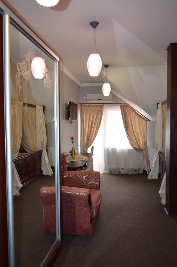 Golden Palace Dubove Bagian luar foto