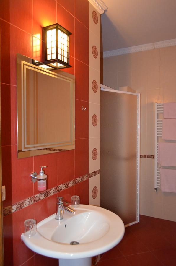 Golden Palace Dubove Bagian luar foto
