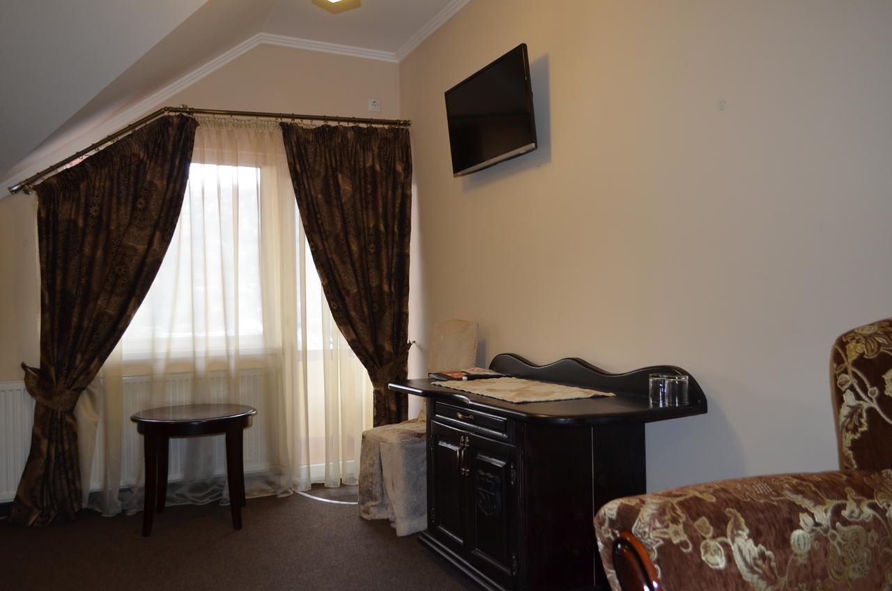 Golden Palace Dubove Bagian luar foto