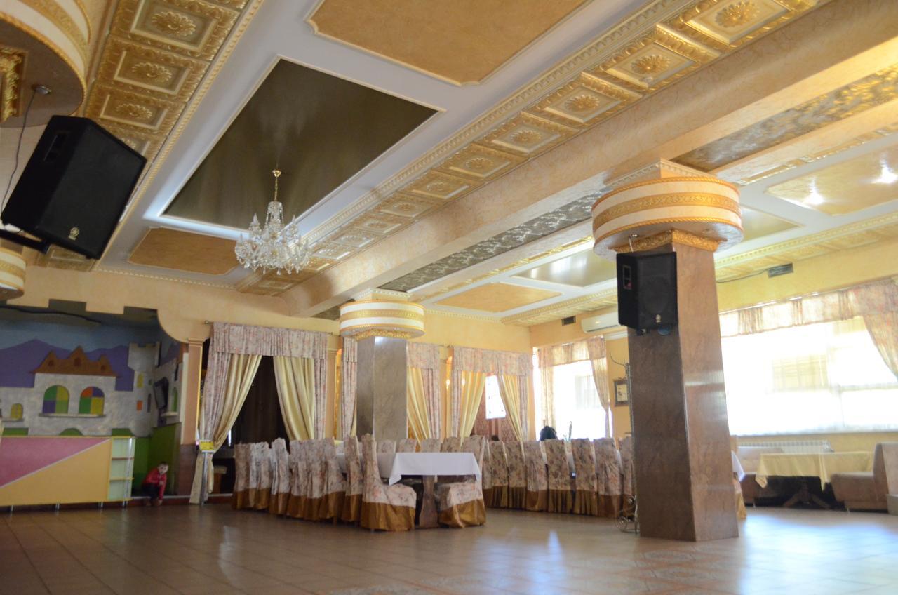 Golden Palace Dubove Bagian luar foto