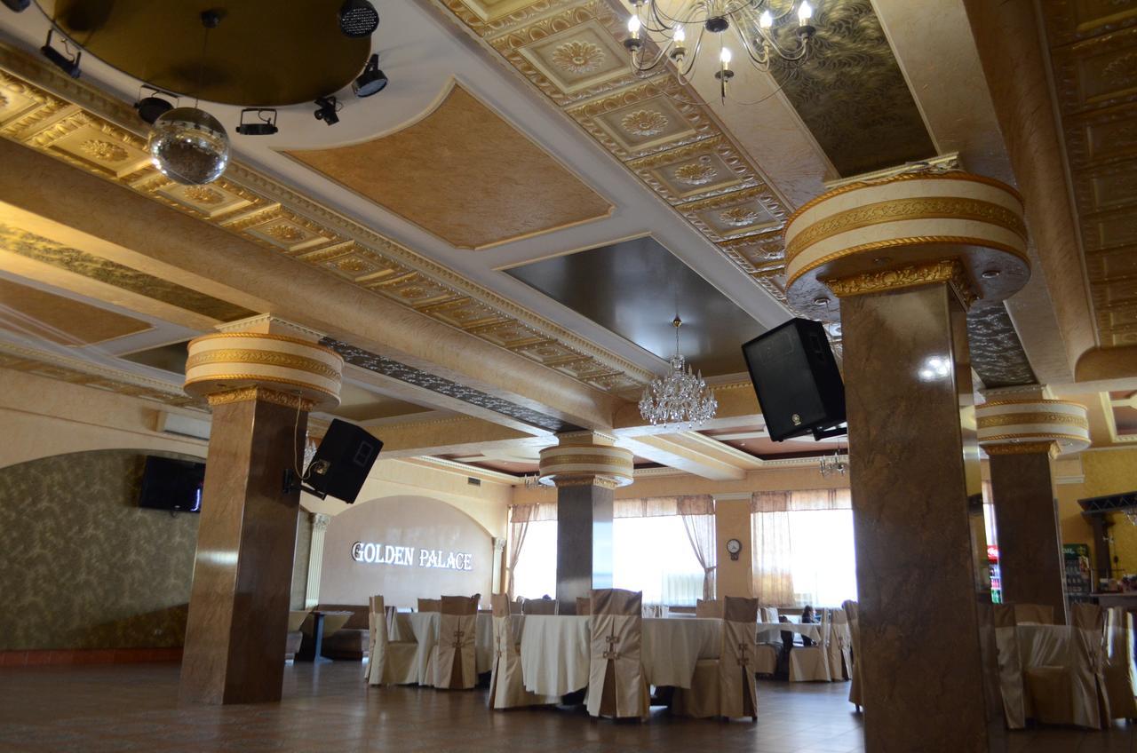 Golden Palace Dubove Bagian luar foto